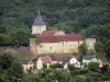 Gargilesse-Dampierre - View of the village surrounded by greenery: bell tower of the Notre-Dame church, tower, pigeon tower and farm of the château, houses and trees; in the Creuse valley