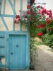 Gerberoy - Blue house and its climbing rosebush (red roses)