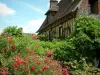 Gerberoy - Rosebushes (roses), wisterias and half-timbered house