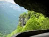 Gorges de la Bourne - Parc Naturel Régional du Vercors : route à encorbellement avec vue sur les arbres et les parois rocheuses des gorges