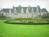 Goulaine castle - Castle, flowerbeds and lawns