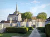 Grancey-le-Château - Castillo de Grancey: puerta de entrada con puente levadizo y colegiata de Saint-Jean
