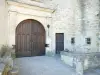 Grignan - Puerta de madera de la entrada al castillo