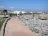 Gruissan - Gruissan-Plage, dans le Parc Naturel Régional de la Narbonnaise en Méditerranée : promenade le long de la plage de la station balnéaire