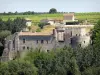 Guilleragües do Castelo - Vista do castelo medieval ladeado por torres de ameias