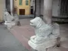 Guillestre - Pórtico de la Iglesia de la Asunción (Iglesia de Nuestra Señora d'Aquilon) con sus columnas y estatuas de leones que yacen