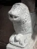 Guillestre - Estatua del pórtico león acostado de la iglesia de la Asunción (Notre Dame d'Aquilon)