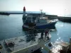 Guilvinec - Порт с двумя рыбацкими лодками (кораблями), доками, морем (Атлантический океан) и маяком