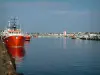Guilvinec - Порт с лодками, траулерами и красочными кораблями, причалом и морем (Атлантический океан)