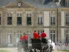 Haras Nacional de Le Pin - Procesión de Jueves a las carrozas del pino (espectáculo de caballos) y la fachada del castillo en la ciudad de Le Pin-au-Haras