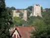 Hérisson - Ruinas (restos) del castillo con vista a las casas de la villa medieval