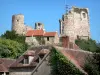 Hérisson - Los restos mortales (ruinas) del castillo con vista a las casas de la villa medieval