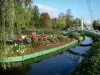 Hortillonnages de Amiens - Jardín de flores (flores) a la orilla del agua, pequeño puente sobre el canal, los árboles