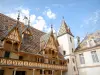 Hospicios de Beaune - Hôtel-Dieu en estilo gótico flamígero, con sus techos de tejas policromadas