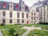 Hôtel de Sens - Arzobispos estilo Hotel Flamboyant góticas de Sens y su jardín a la francesa; en el Marais