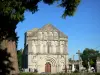 Iglesia de Petit-Palais-et-Cornemps - Vista de la fachada de la iglesia románica de Saint- Pierre