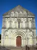 Iglesia de Petit-Palais-et-Cornemps - Fachada románica de la iglesia de Saint- Pierre