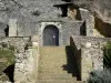 Iglesia rupestre de Vals - Escalera que conduce a la entrada de la iglesia de Santa María