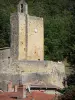 Iglesia rupestre de Vals - Torre y la terraza de la iglesia de Santa María, árboles y techos de las casas en el pueblo