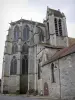 Iglesia de Saint-Sulpice-de-Favières - Ábside y el campanario de Saint-Sulpice Iglesia de estilo gótico