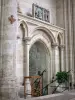 Iglesia de Saint-Sulpice-de-Favières - Dentro de la Iglesia de San Sulpicio: entrada de la Capilla de los Milagros