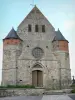 Iglesias fortificadas de Thiérache - Marly-Gomont: la iglesia fortificada de Saint-Remi, con su fachada flanqueada por torres