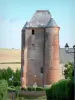 Iglesias fortificadas de Thiérache - Prisces: la iglesia fortificada de la Natividad de la Santísima Virgen, con su torre del homenaje y las torres