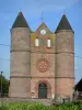 Iglesias fortificadas de Thiérache - Monceau-sur-Oise: iglesia fortificada de Santa Catalina y su fachada flanqueada por dos torres redondas