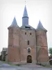 Iglesias fortificadas de Thiérache - Plomion: la iglesia fortificada de Notre Dame, con su torre flanqueada por dos torres redondas