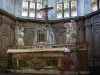 Igreja de Nantua - Interior da Abadia Saint-Michel: coro e altar-mor com seus anjos de mármore branco