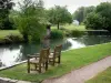 Issoudun - Parc François Mitterrand : chaises au bord de la rivière