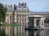 Jardines del castillo de Fontainebleau - Cabaña en el lago de la carpa y las fachadas del palacio de Fontainebleau