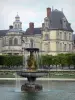 Jardines del castillo de Fontainebleau - Fuente de camas y de la flor del jardín a la francesa a pie, la cal y el palacio de Fontainebleau, con vistas a la totalidad
