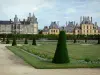 Jardines del castillo de Fontainebleau - Parterre grande (jardín a la francesa) con vistas a las fachadas del palacio de Fontainebleau