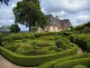 Jardins de Marqueyssac - Château, buis taillés et nuages dans le ciel, dans la vallée de la Dordogne, en Périgord