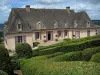 Jardins de Marqueyssac - Château, arbustes en pots et buis taillés, dans la vallée de la Dordogne, en Périgord