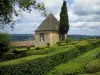 Jardins de Marqueyssac - Buis taillés et nuages dans le ciel, dans la vallée de la Dordogne, en Périgord