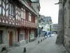 Josselin - Las casas antiguas y calles empedradas, un entramado de madera de color rojo