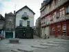 Josselin - Cuadrada con un pozo y rodeada de casas antiguas, un entramado de madera de color rojo