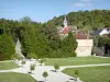 Kasteel van Ancy-le-Franc - Park van het kasteel met uitzicht op de klokkentoren van de kerk van Ancy-le-Franc en de huizen van het dorp