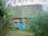 Kerhinet - Con tejado de paja casa (casa) y contraventanas azules y árboles en el Parque Natural Regional de Brière