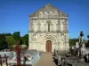 Kerk van Petit-Palais-et-Cornemps - Romaanse gevel van de kerk van Saint- Pierre en begraafplaats