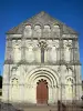 Kerk van Petit-Palais-et-Cornemps - Romaanse gevel van de kerk van Saint- Pierre