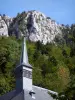 Klooster van La Grande Chartreuse - Correrie van de Grande Chartreuse: kerktoren, bomen en rotswanden van de Chartreuse Bergen (in het Regionaal Natuurpark van de Chartreuse) in de gemeente Saint-Pierre-de-Chartreuse