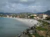 L'Ile Rousse - Песчаный пляж с летними отдыхающими, домиками и холмами Балань