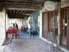 Labastide-d'Armagnac - Terraza del restaurante bajo los soportales de la Plaza Real