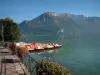 Lac d'Annecy - À Annecy : rive fleurie, pédalos amarrés, lac et mont Veyrier