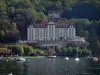 Lac d'Annecy - Palace de Menthon, forêt, lac et bateaux