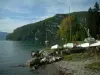 Lac d'Annecy - À Talloires : plage, rochers, lac, voiliers, arbres en automne et colline