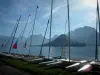 Lac d'Annecy - À Talloires : catamarans alignés sur la rive avec vue sur le lac et les montagnes